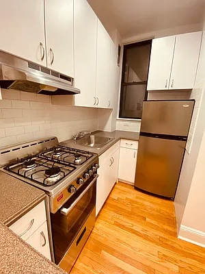Rented by Metropolis Real Estate of Manhattan | media 9