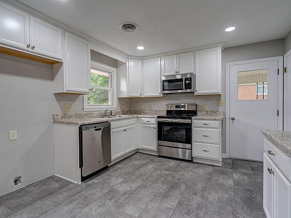 5th image of 1303 Duke Dr
