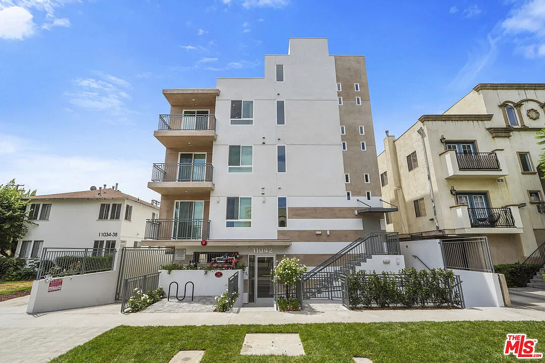3 bed, 2.0 bath, 1096 sqft, $3,690 — Photo 2