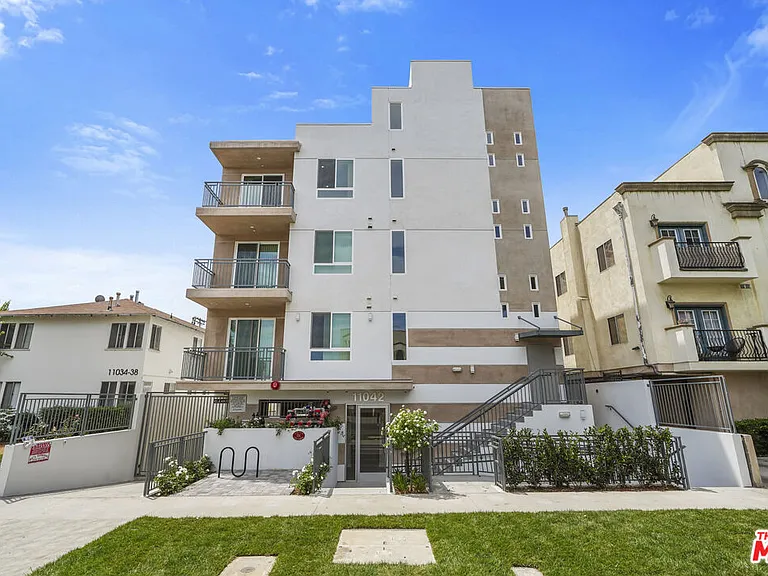 11042 La Maida St #202 — Photo 24