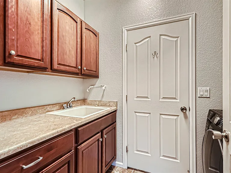 5489 Netherland St — Photo 23