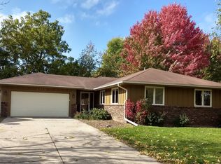 2720 68th St, Urbandale, IA 50322