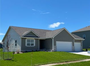 810 Indian Ridge Dr, Waukee, IA 50263