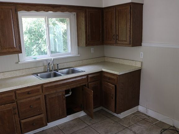 2nd image of 533 Marion St