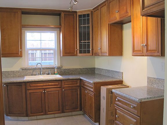 Modern eat-in kitchen