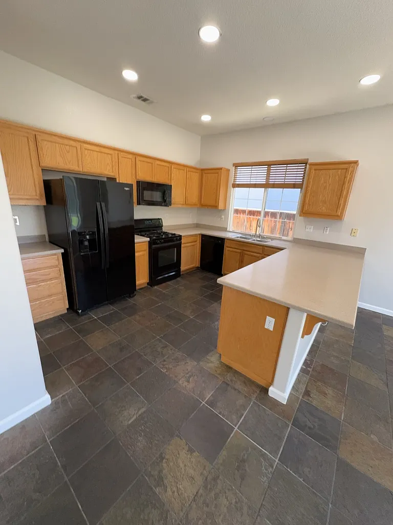 4 bed, 1851 sqft, $3,095 — Photo 3