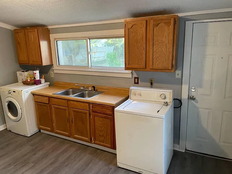 2407 Duncan St — Photo 23