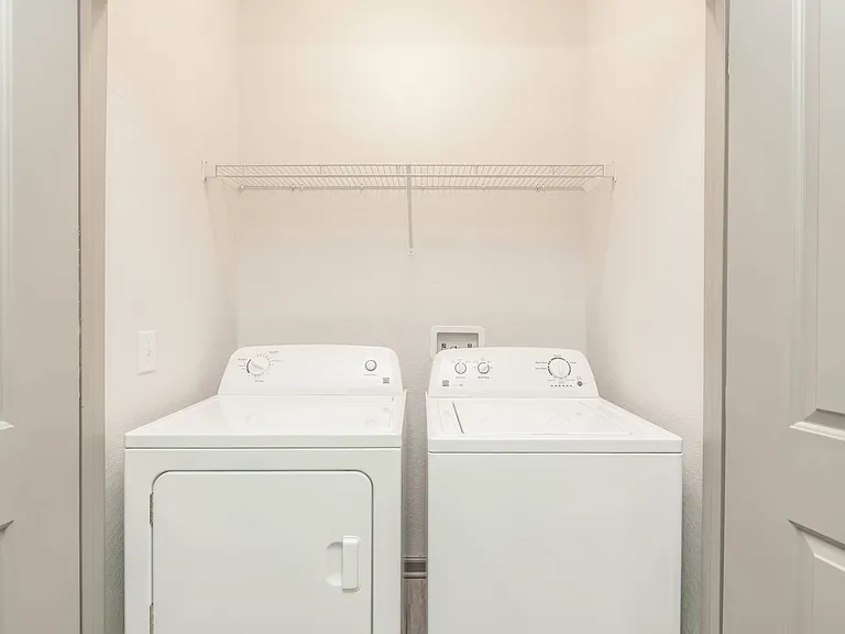 Sola South Lux Apartments — Photo 31