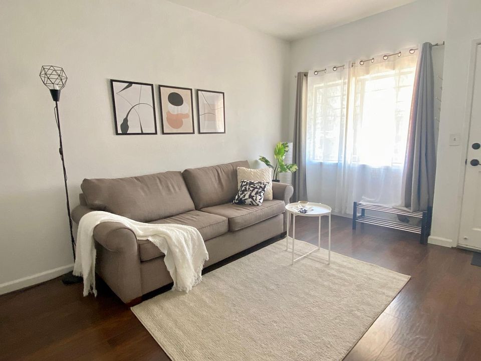 _50 inch smart TV with streaming services _super fast WIFI 100mbps _Comfortable mid century modern style couch _Nook bar with stools - great weekend work or lounging station _Large window with plenty of natural light during the day _Chic airy interio