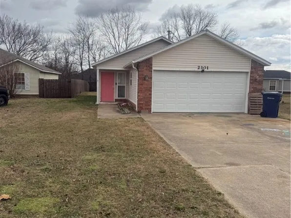 2301 Chanel St, Siloam Springs, AR 72761