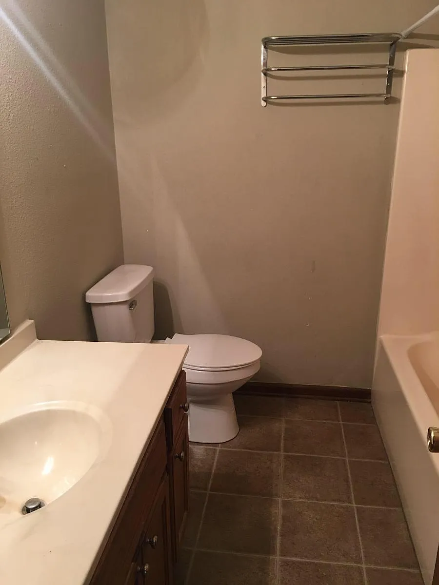 Building Photo - 102 Club Ln #B