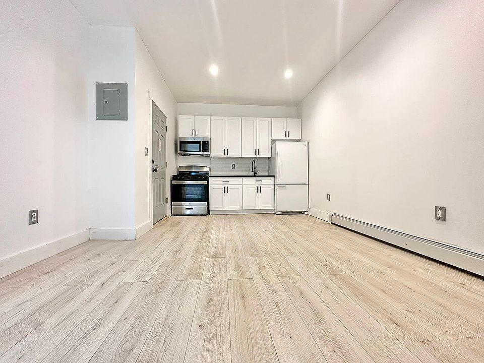 1st image of 221 Rockaway Ave Floor 1