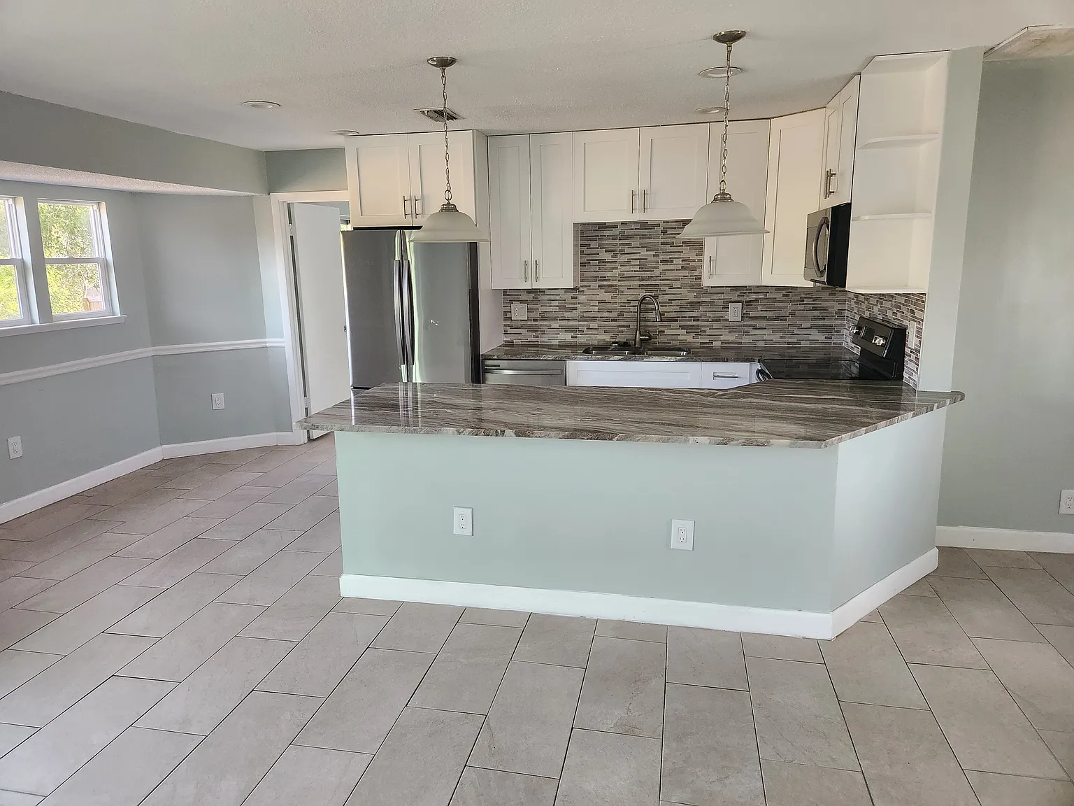 3 bed, 1136 sqft, $1,900 — Photo 2