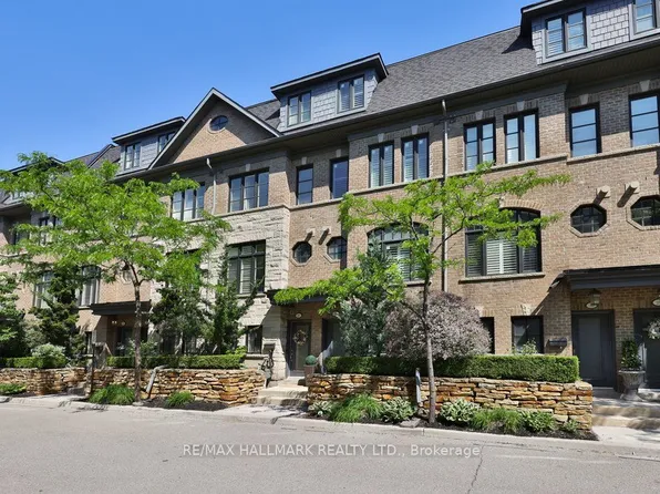 32 Lobo Mews, Toronto, ON M8Z 0B1