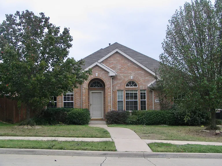 2075 Garden Crest Dr — Photo 1