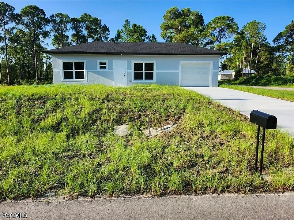 1104 Capri St E
