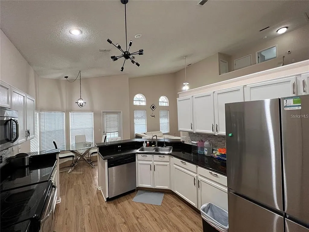 4 bed, 2.5 bath, 2269 sqft, $2,500 — Photo 3