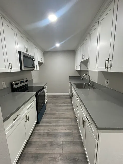 3565 Linden Ave — Photo 2
