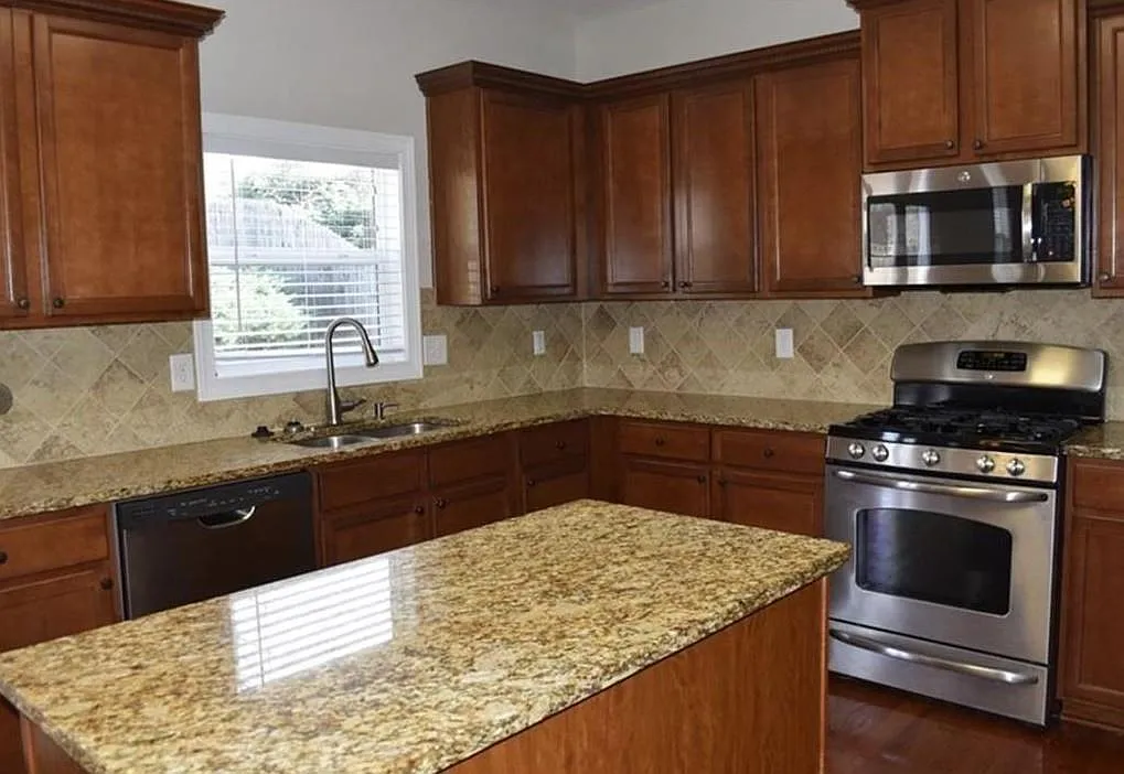 4 bed, 2.5 bath, 2883 sqft, $2,900 — Photo 3