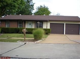672 Green Hedge Dr, Fenton, MO