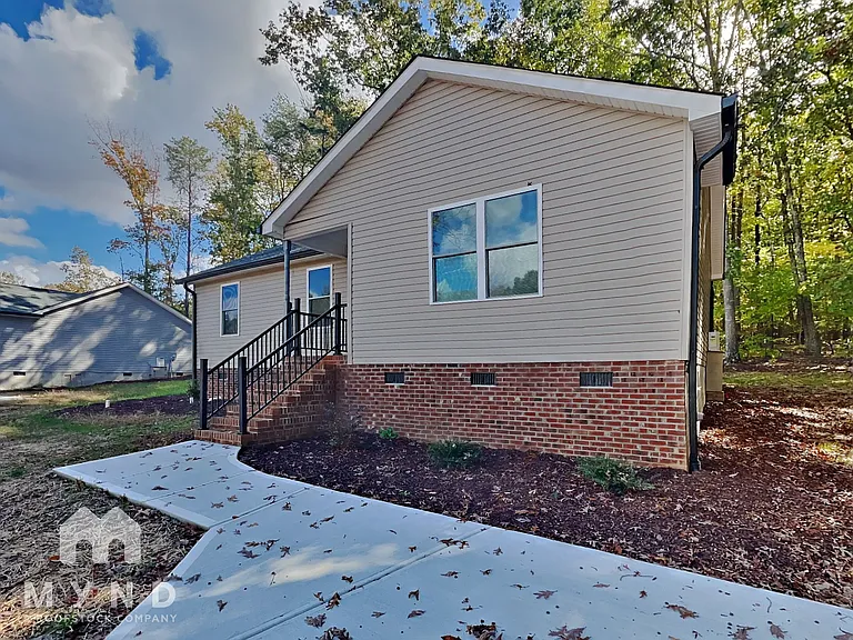 214 Aspen Dr — Photo 1