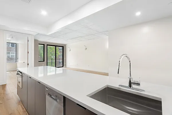 Rented by Safdie Realty Group | media 74