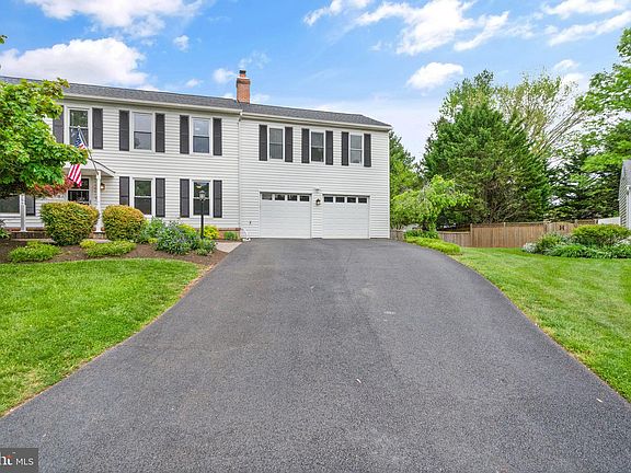 3rd image of 10611 Oxford Ct