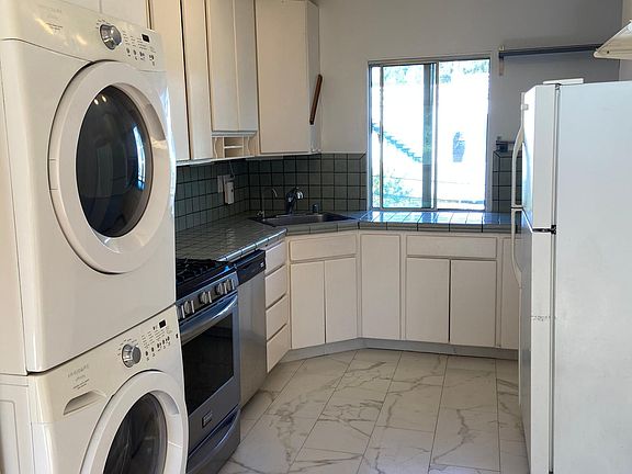 Kitchen & in-unit washer/dryer