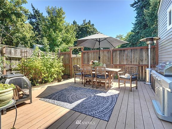 Amazingly private side deck to enjoy.... BBQ, entertain, relax, have fun... ENJOY!