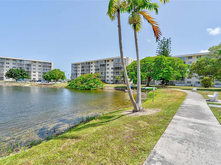 2851 Leonard Dr #J402 — Photo 31