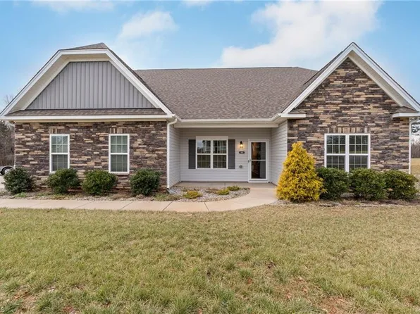 105 Crested Oak Ct, Reidsville, NC 27320