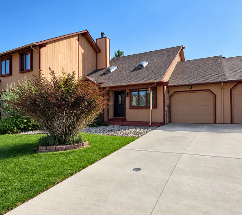 3323 Chuckwagon Rd