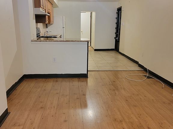 5th image of 2617 South St #1