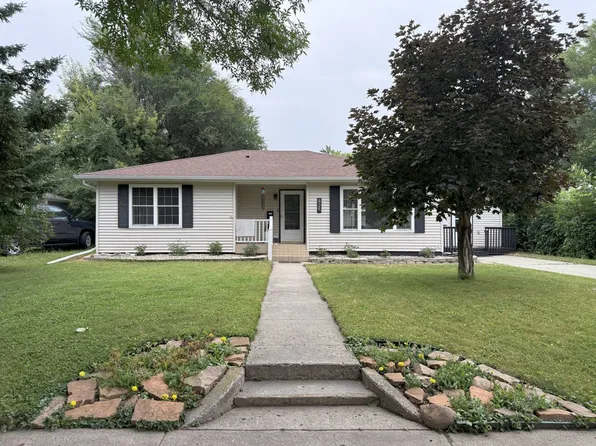 825 7th St NE, Devils Lake, ND 58301