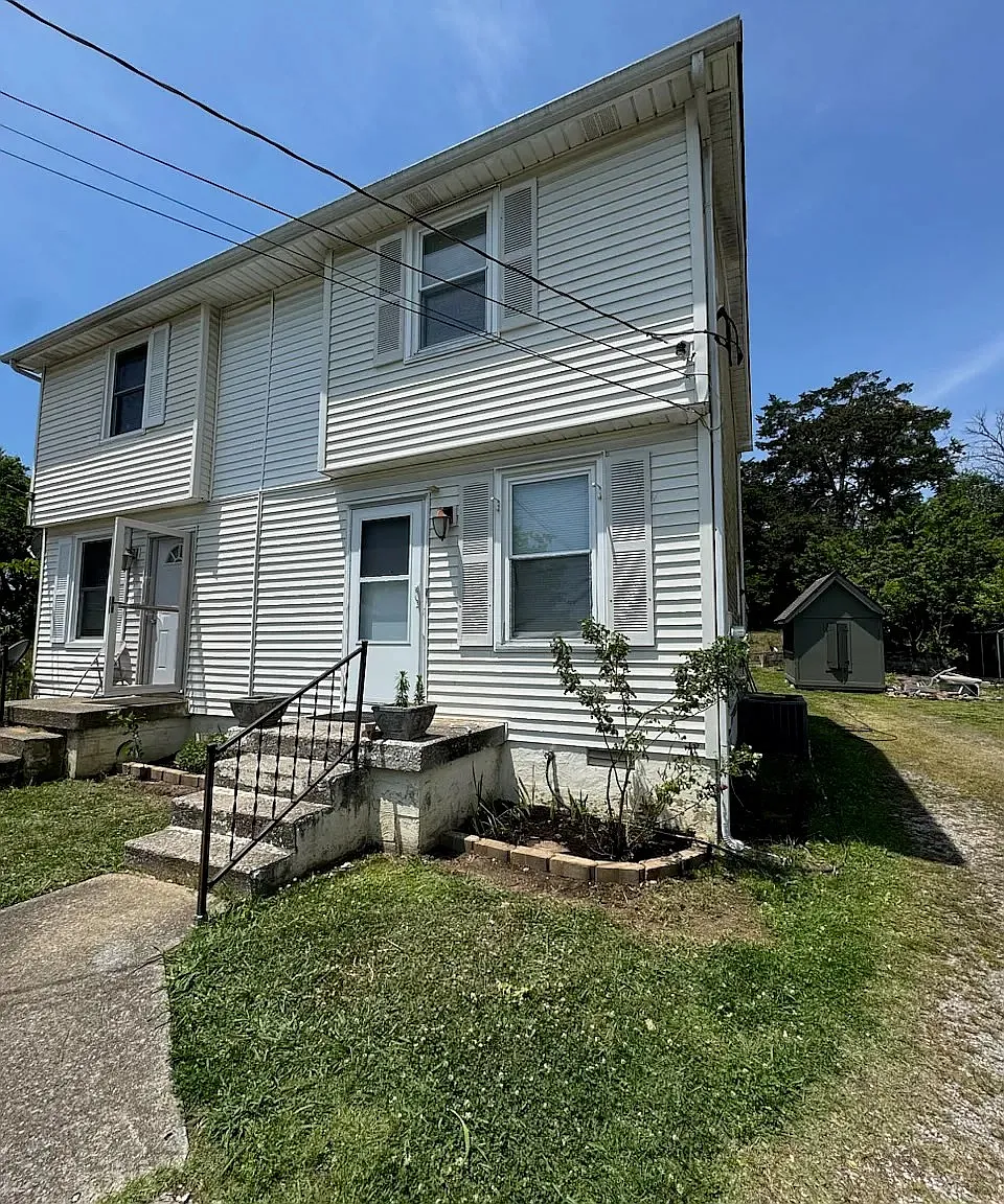 3 bed, 1.5 bath, 1039 sqft, $1,900 — Photo 1