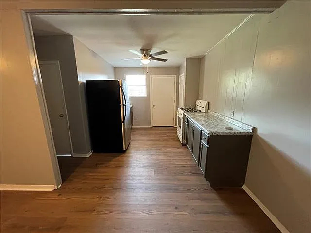 1 bed, 1.0 bath, 875 sqft, $1,300 — Photo 2