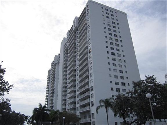 2nd image of 2851 NE 183rd St APT 1602