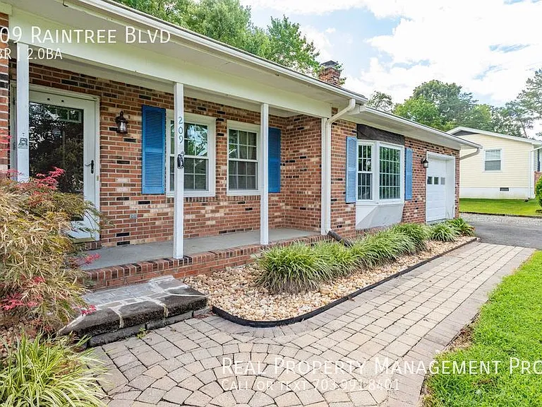 209 Raintree Blvd — Photo 2