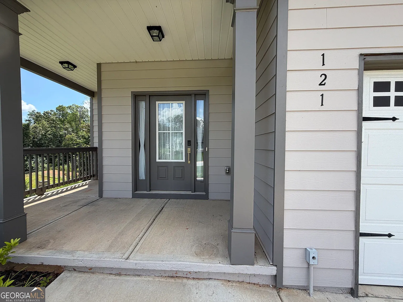 5 bed, 3.5 bath, 2556 sqft, $2,300 — Photo 2