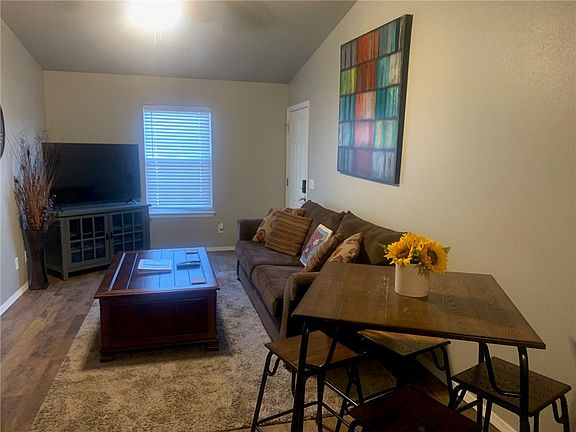 4th image of 1431 W Sligo St APT 8