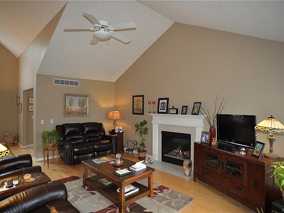 4th image of 49 Sutherland Ct