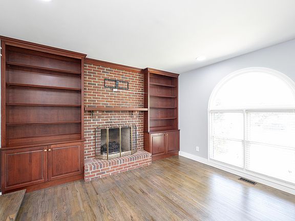 4th image of 101 Bradford Ct