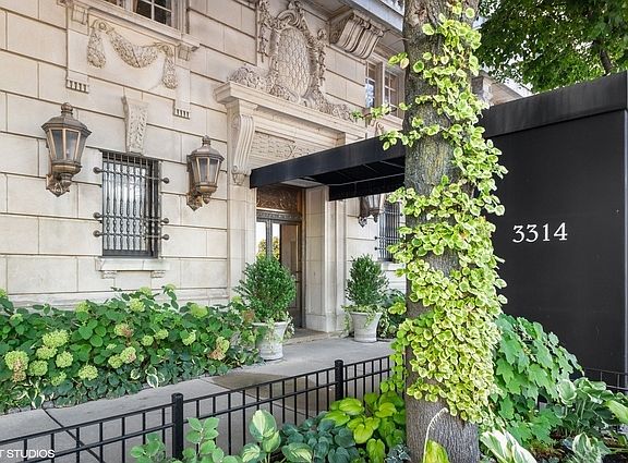 2nd image of 3314 N Lake Shore Dr APT 6D