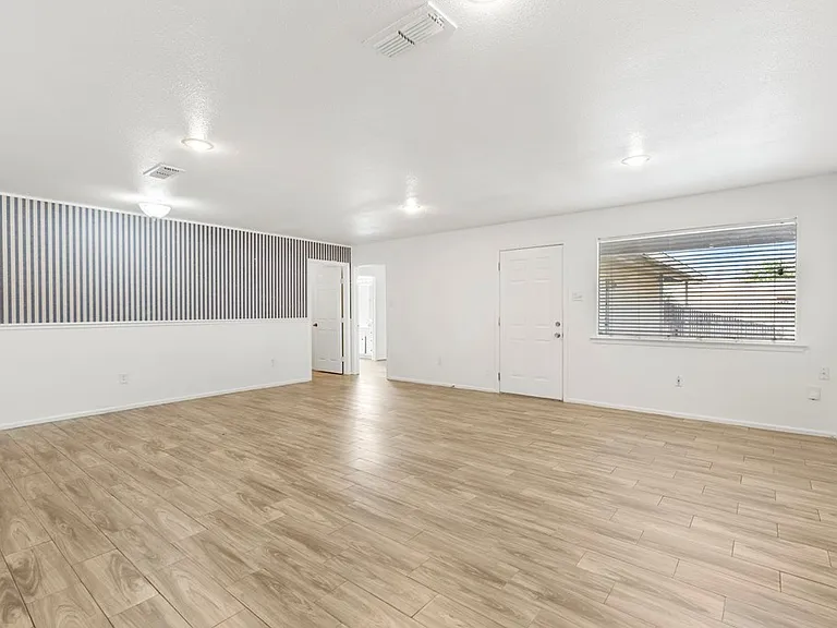 1418 E Crescent Dr — Photo 4