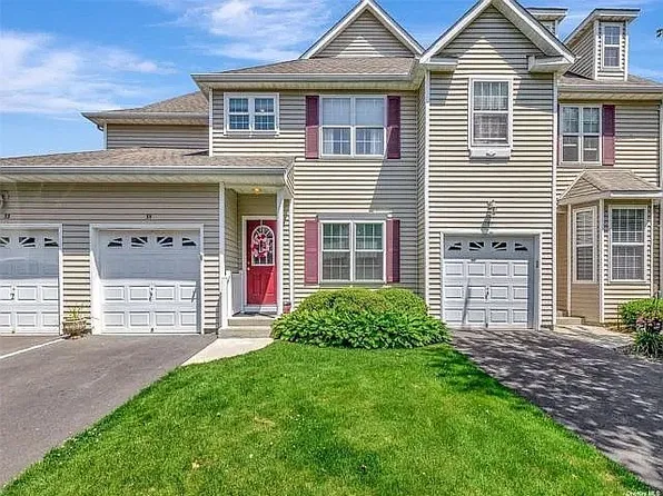 35 Snowdance Ln, Nesconset, NY 11767