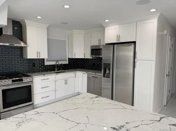 1 Munro Blvd #F, Valley Stream, NY 11581