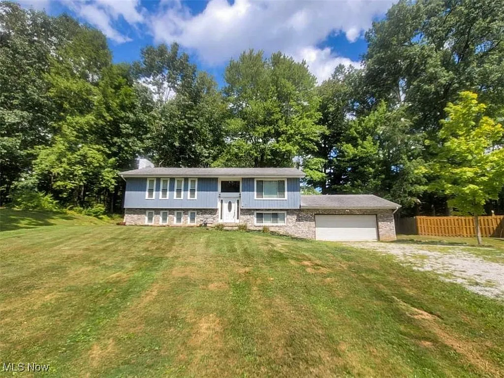2725 Sun Dr photo 1