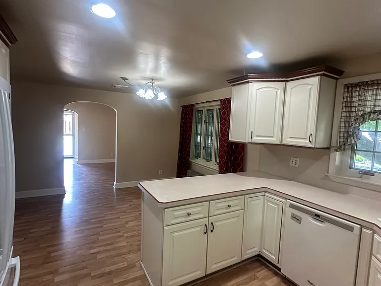 528 E Cherry St — Photo 7