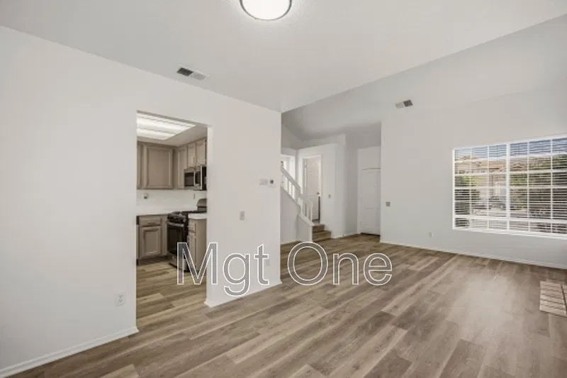 3 bed, 2.5 bath, 1358 sqft, $3,250 — Photo 2
