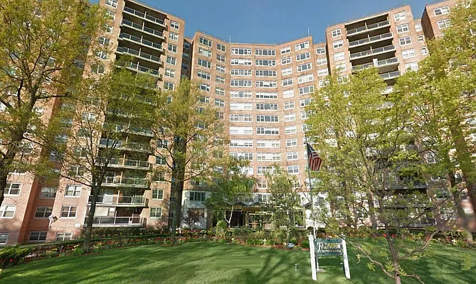 Sold by Naomi Klein, LREB | media 5